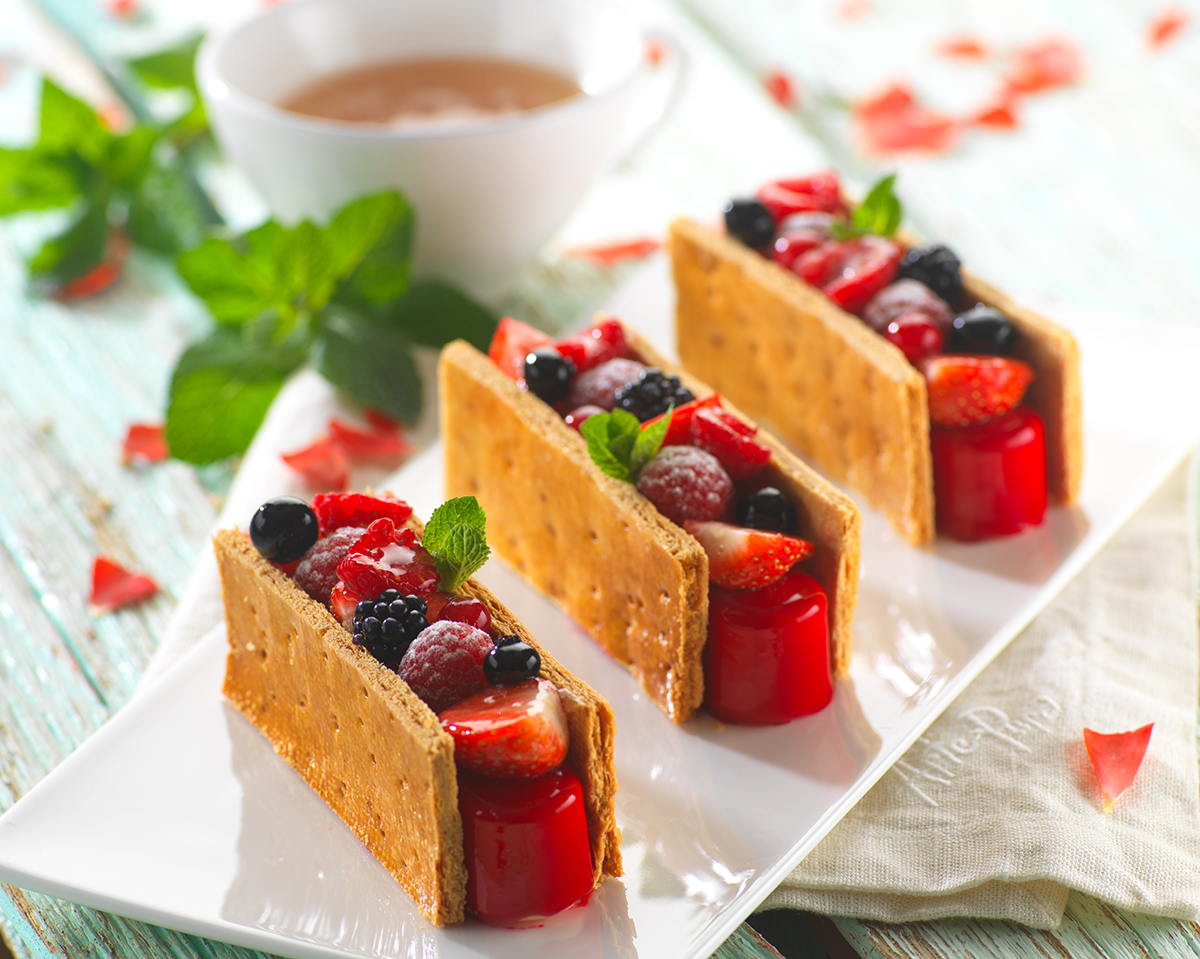 Photo d’une recette de pâtisserie entre un millefeuille et un finger, entièrement réalisée avec des avant-produits performants et qui conserve les goûts et les textures d’une recette traditionnelle.