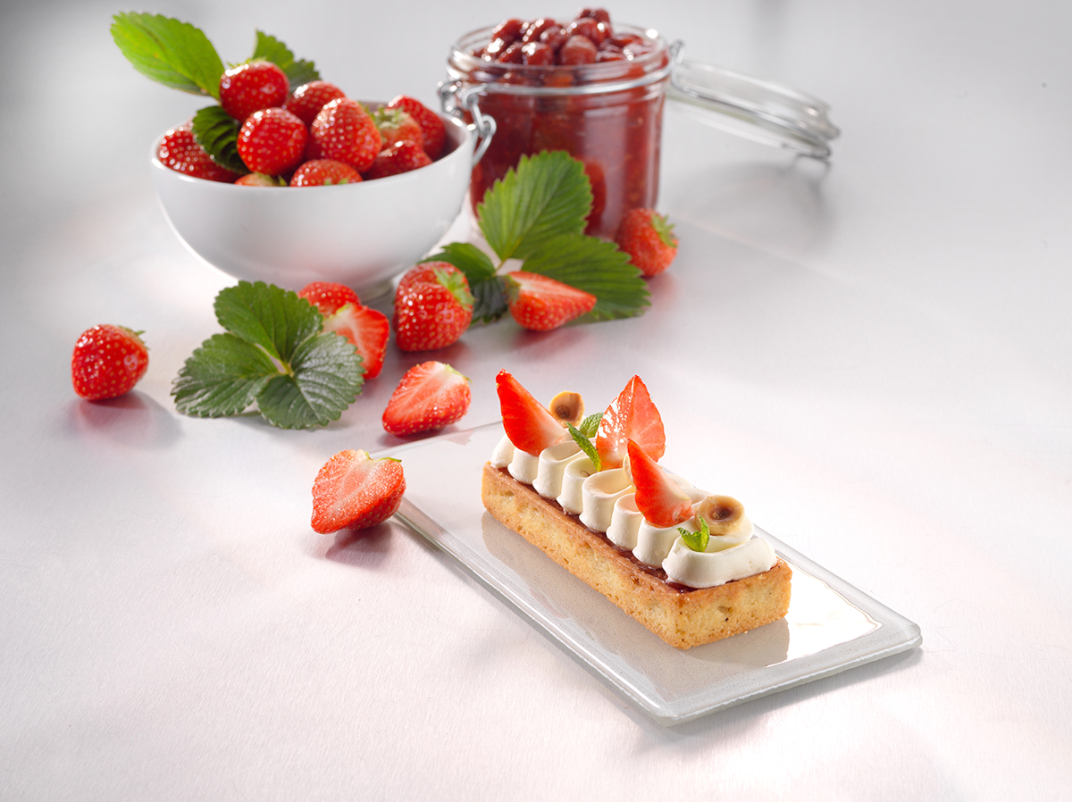 Photo d’une tartelette à la fraise réalisée avec du fourrage à la fraise Fruffi, agrémenté de gingembre pour des associations toujours plus gourmandes.