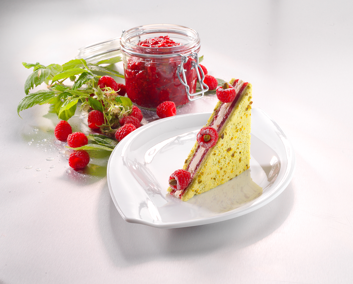 Photo d’un entremets en forme de club sandwich, avec une mousse réalisée avec un fourrage Fruffi, pour un dessert trompe-l’œil aux notes de framboise.