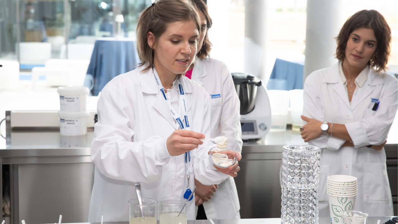 Photo d’une cadre ingénieure agro mettant en avant notre engagement à façonner l’alimentation de demain, en s’appuyant sur une approche différentiante et inédite de l’innovation, grâce à l’apport des équipes de nos centres d’innovation et la technologie la plus pointue .