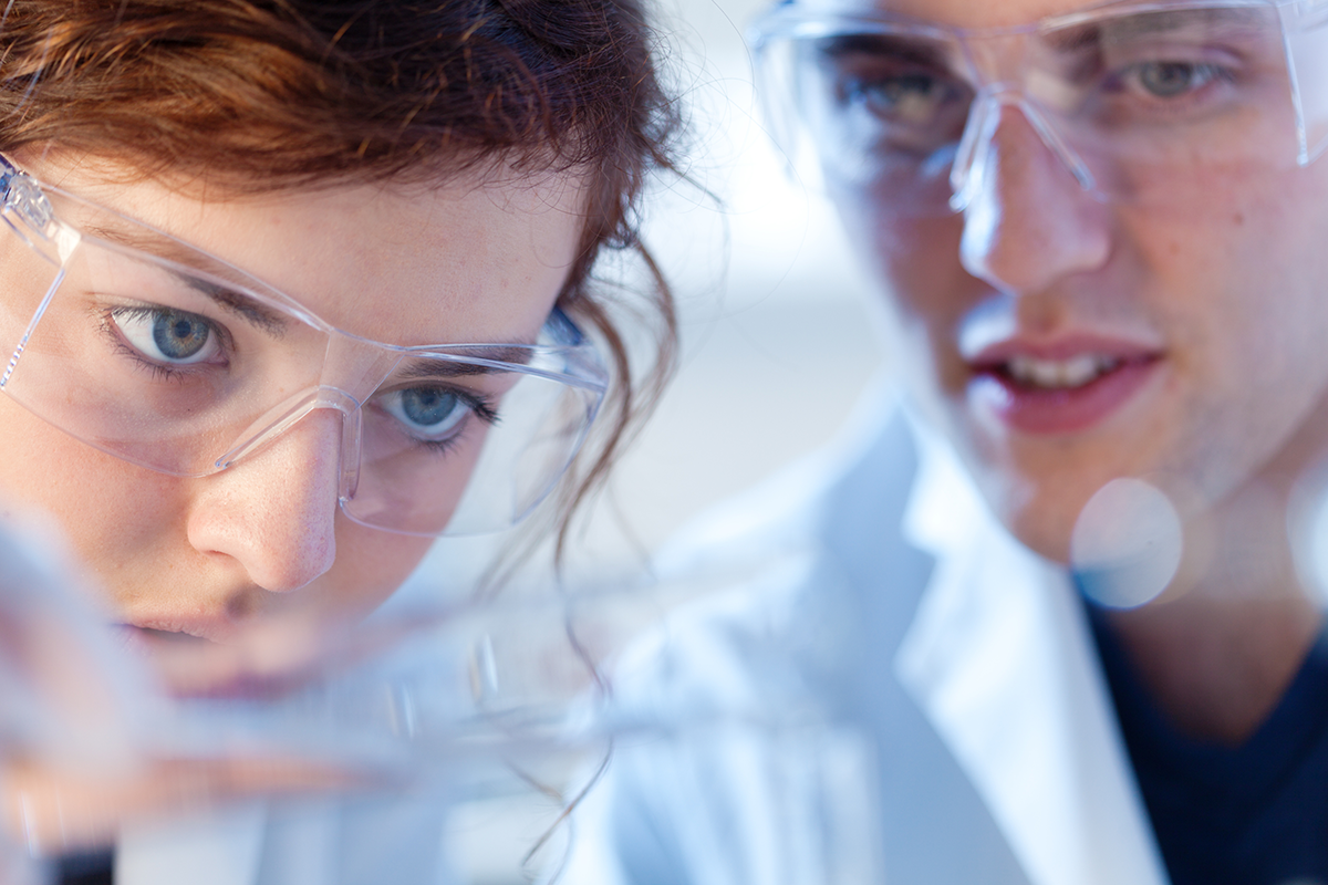 Photo de deux ingénieure travaillant à l’élaboration d’ingrédients fonctionnels d’origine végétale à haute valeur ajoutée.