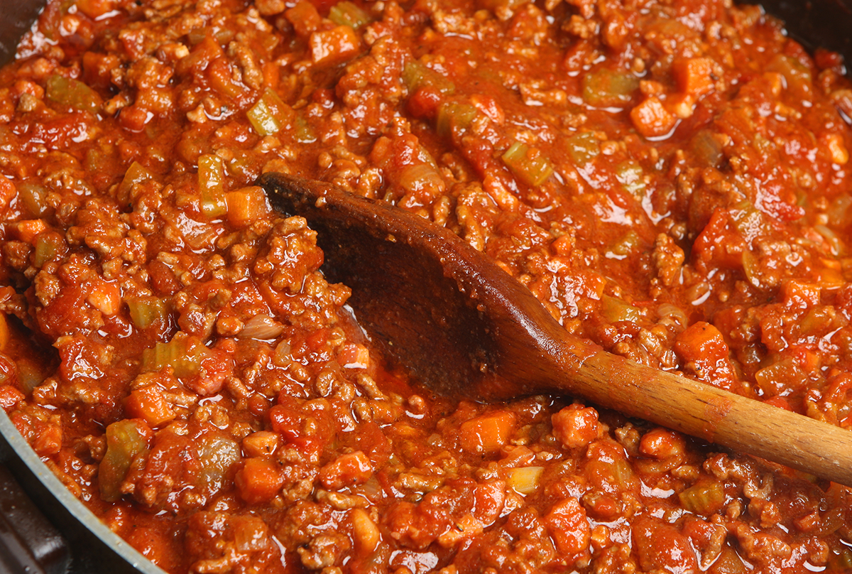 Photo d’une bolognaise réalisée avec nos protéines végétales texturées, remplacement parfaitement la viande hâchée en répliquant parfaitement la texture, le plaisir en bouche et le visuel.