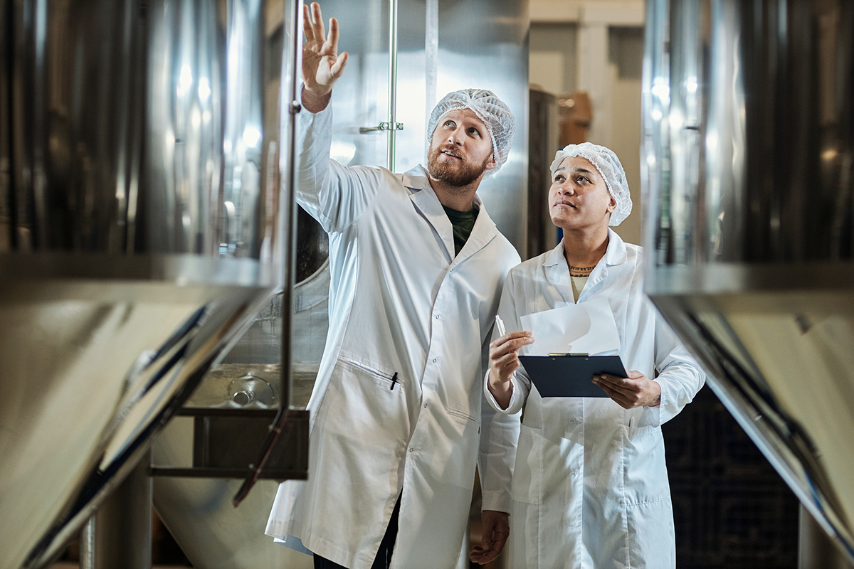 Photo d’un opérateur de production sélectionnant le packaging adéquat et répondant à la demande spécifique d’un client, afin que notre produit soit conditionné dans un emballage adapté au process et lignes de productions industrielles.