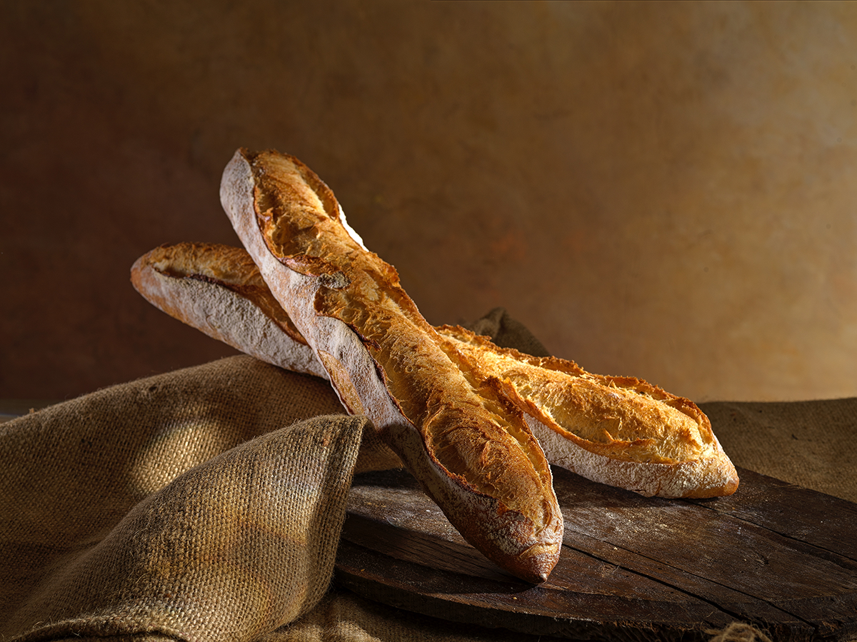 Photo de baguette de tradition française réalisée avec les mixes pain Catherine fabriqué avec de la farine de blé 100 % française.