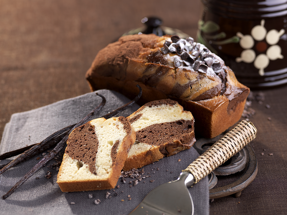 Photo d’un cake marbré chocolat vanille, avec une mie moelleuse, réalisé avec Caty Brioche Extra Moelleuse.