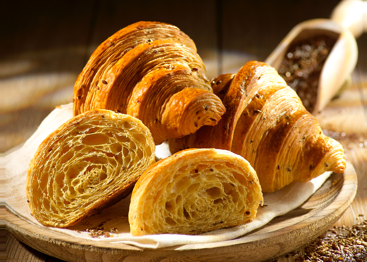 Photo de croissants aux céréales maltées, croustillants, avec un feuilleté léger et un bel alvéolage régulier.