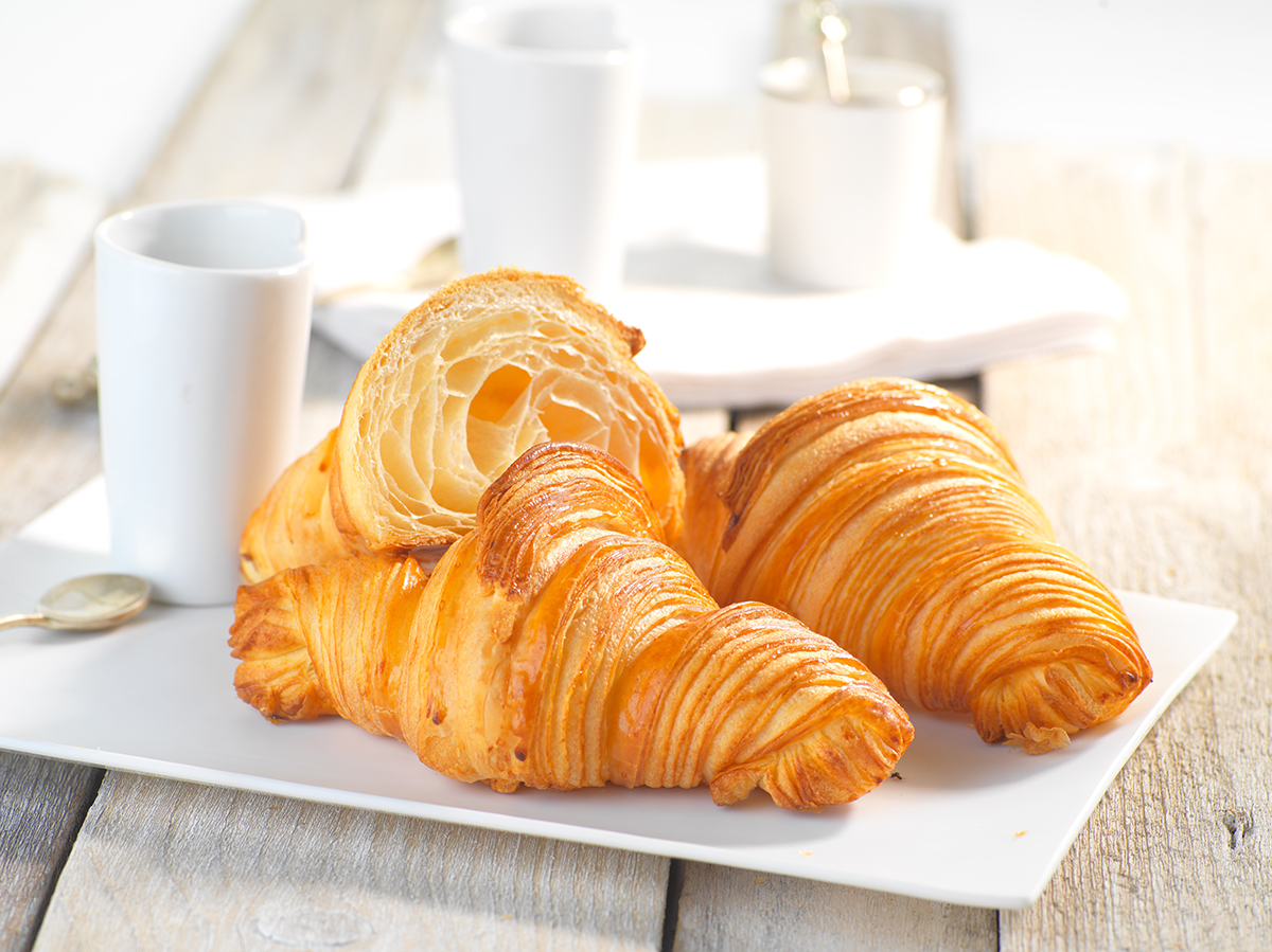Photo d’un croissant réalisé avec une matière grasse composée, dit aussi mélange, avec une pâte laminée légère et croustillante au bon goût de beurre et de miel.