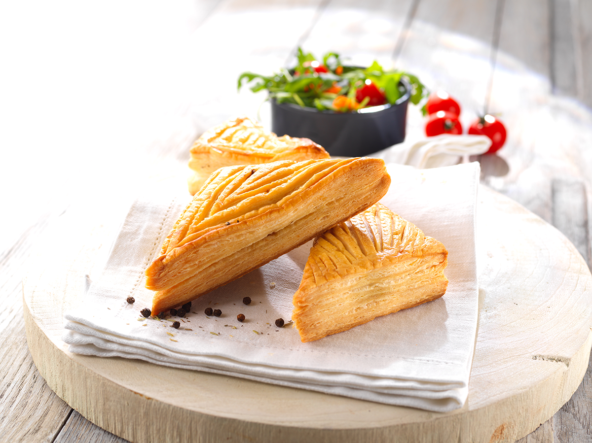 Photo d’un feuilleté à la viande, un produit traiteur qui peut être proposé facilement en boulangerie, avec une pâte laminée à la margarine pour moins de gras en bouche.