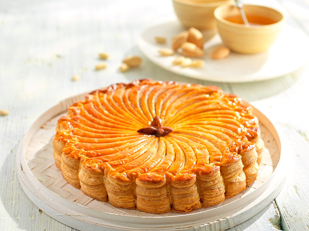 Photo d’une galette des rois avec un feuilletage réalisé avec une matière grasse composée (avec du beurre), dite aussi mélange.
