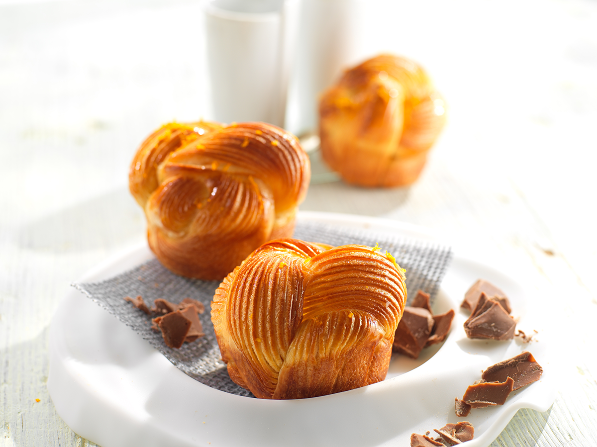 Photo d’une viennoiserie au chocolat, brioche au chocolat feuilletée, réalisée avec une pâte levée feuilletée.