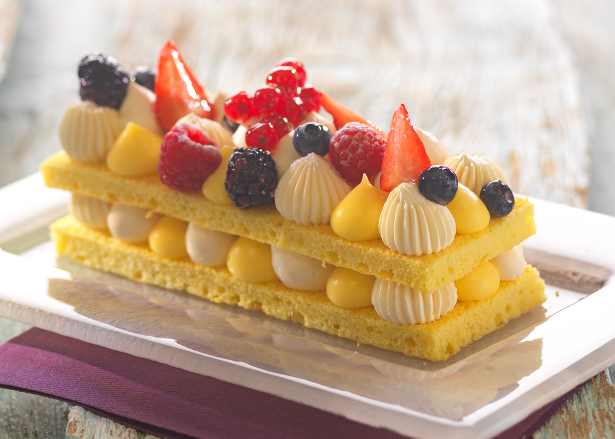 Photo d’un entremets mettant en avant l’onctuosité de notre préparation pour crème au beurre.