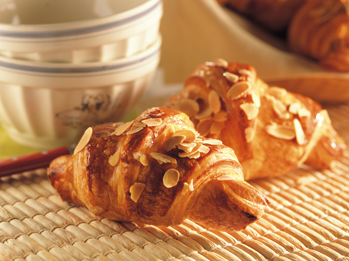Photo d’un croissant fourré amande.