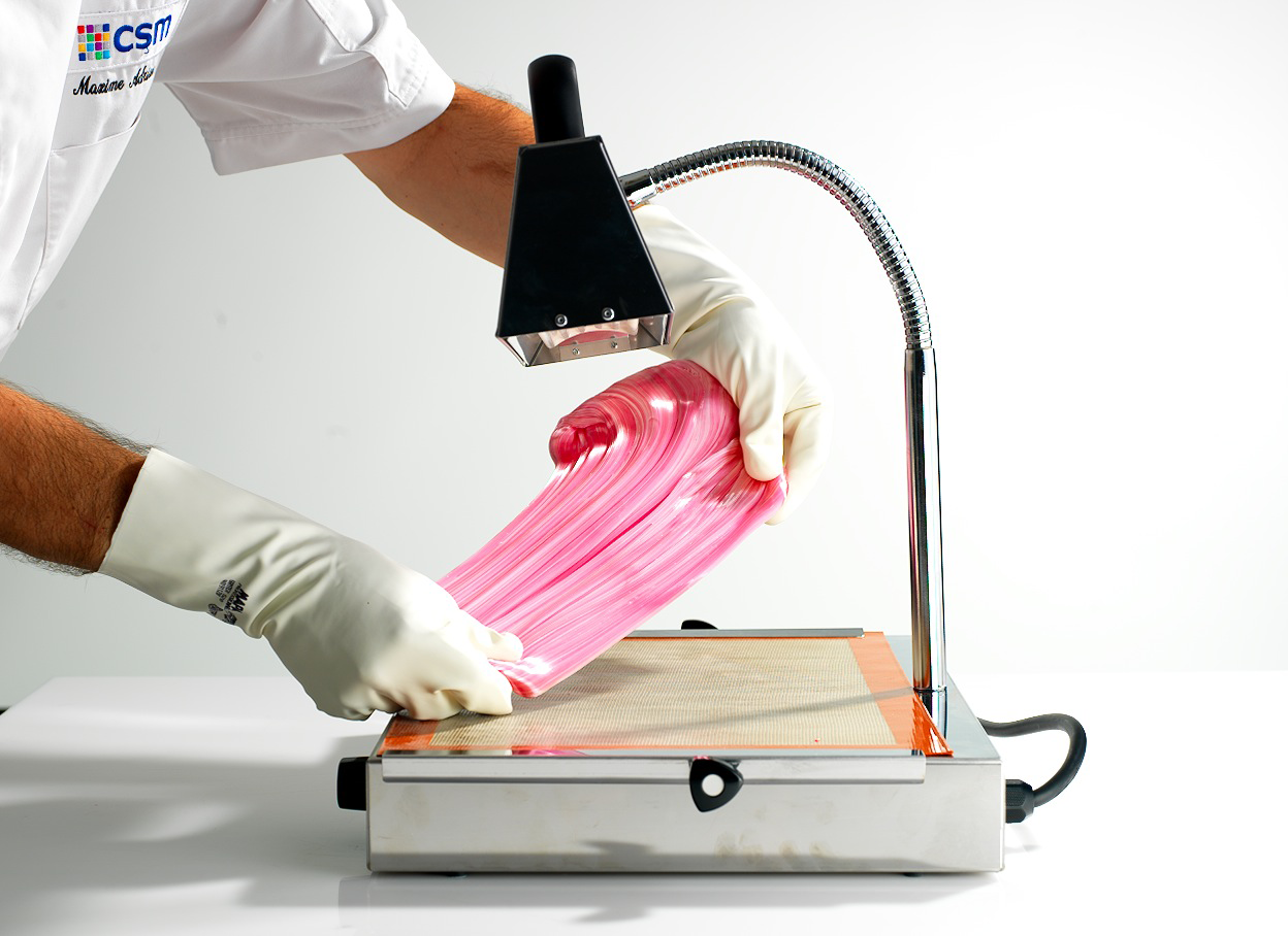 Photo d’un pâtissier qui prépare du sucre d’art avec du sirop de glucose pour la réalisation d’une pièce artistique pour la pâtisserie.