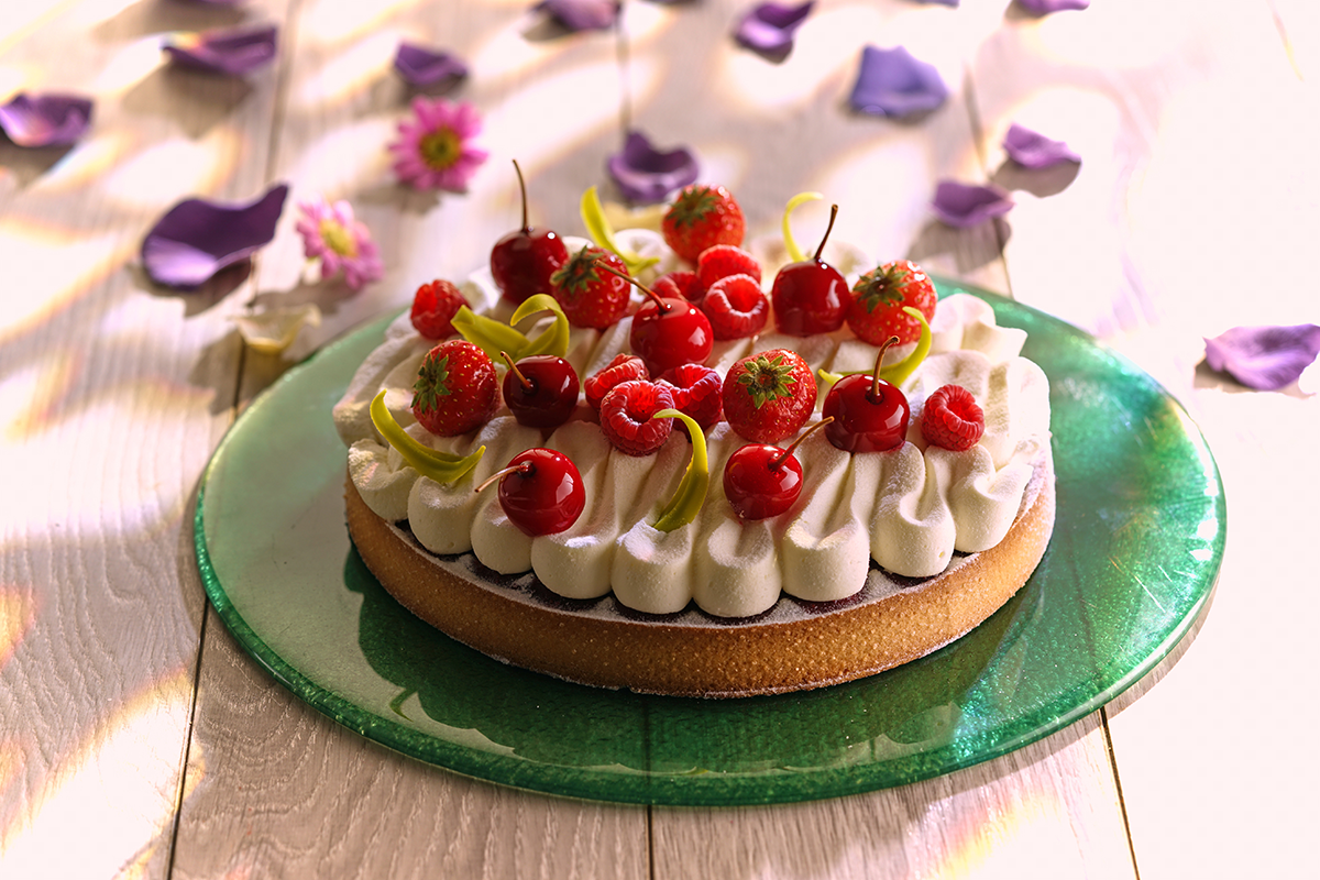 Photo d’une tarte aux fruits rouges avec une compotée gélifiée à la fraise réalisée avec un fourrage prêt à l’emploi à la fraise.
