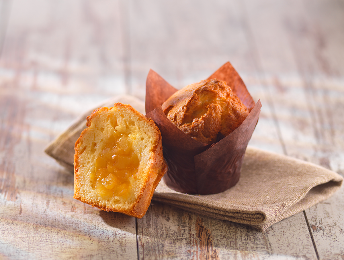 Photo d’une coupe d’un muffin fourré à la pomme, réalisé avec Pom’Cub, un fourrage stable à la cuisson avec de vrais morceaux de pomme.
