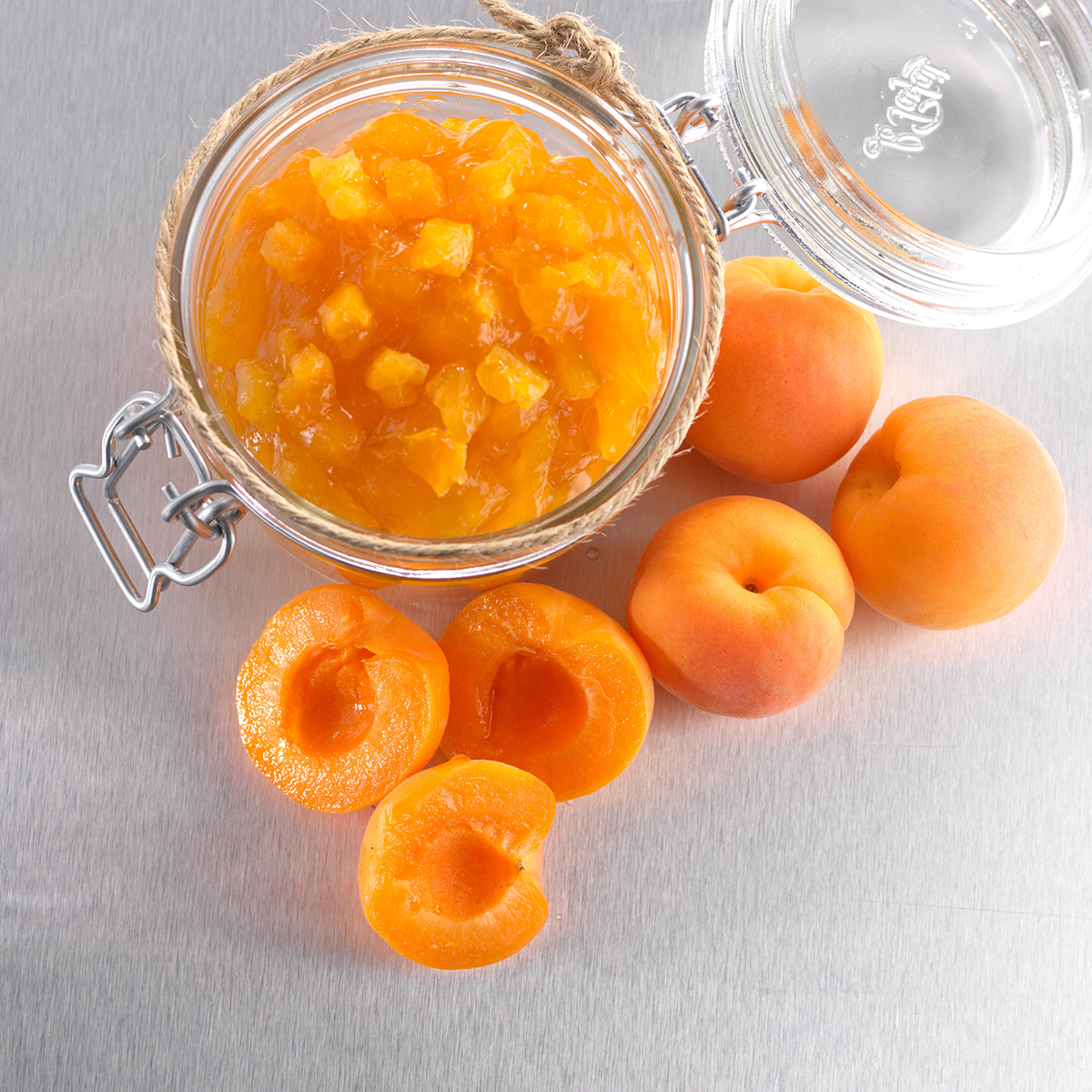 Photo de la texture du fourrage aux fruits Fruffi Abricot qui présente un aspect gélifié avec de vrais morceaux d’abricot. 