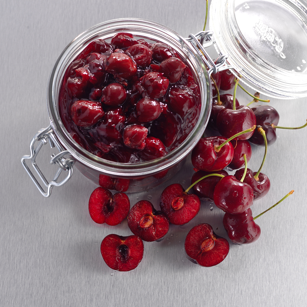 Photo de la texture du fourrage aux fruits Fruffi Cerise qui présente un aspect gélifié avec de vrais morceaux de cerise. 