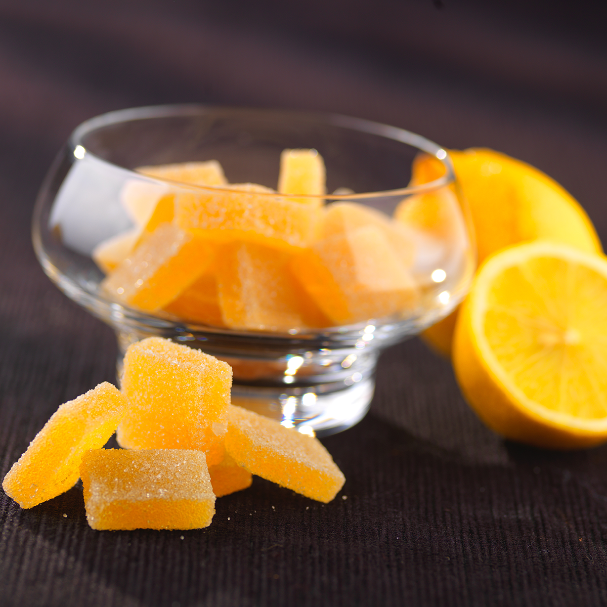 Photo de morceaux de pâte de fruits réalisé avec du Fruffi Citron dans une coupelle.
