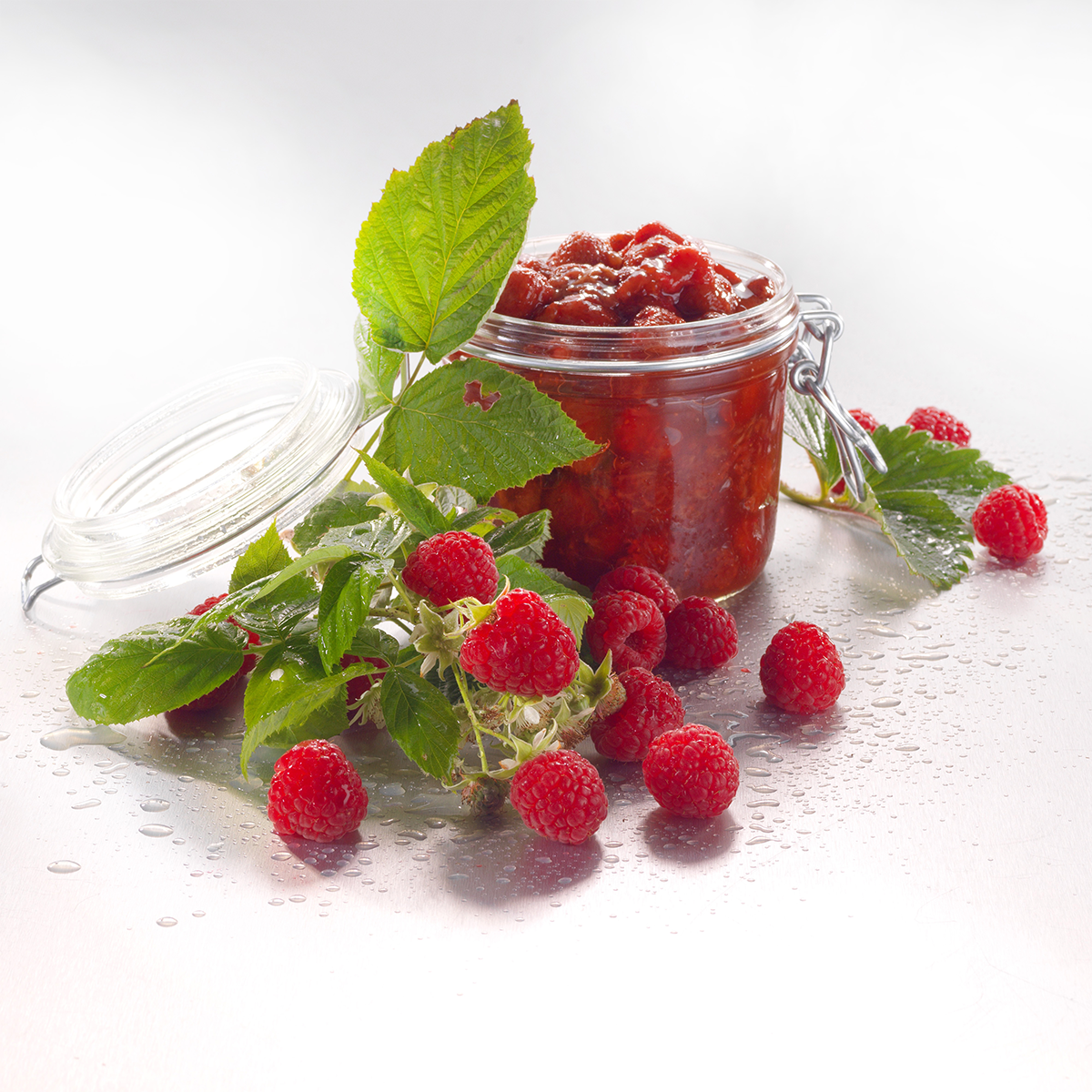 Photo de la texture du fourrage aux fruits Fruffi Framboise qui présente un aspect gélifié avec de vrais morceaux de framboises. 