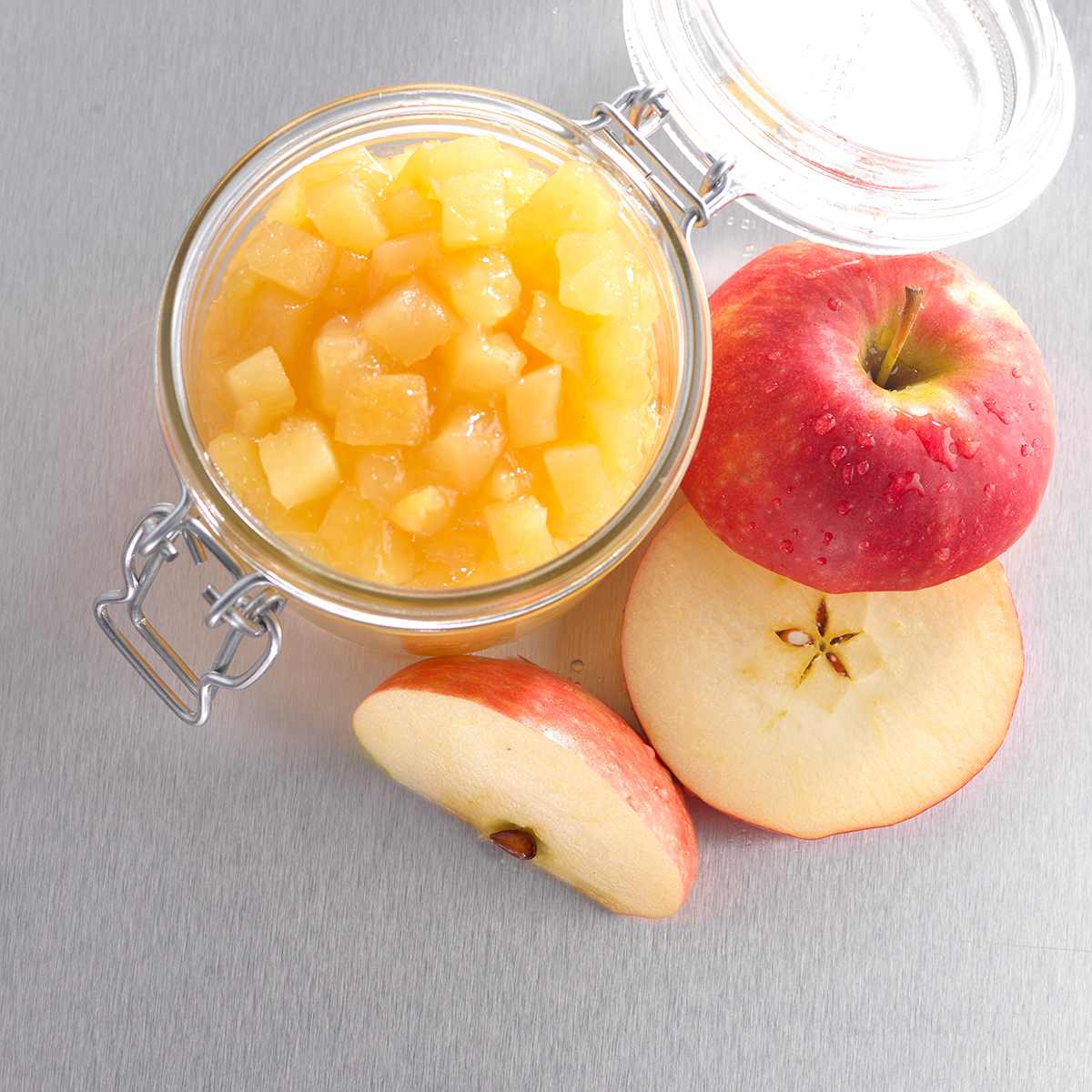 Photo de la texture du fourrage aux fruits Fruffi Pomme qui présente un aspect gélifié avec de vrais morceaux de pomme. 