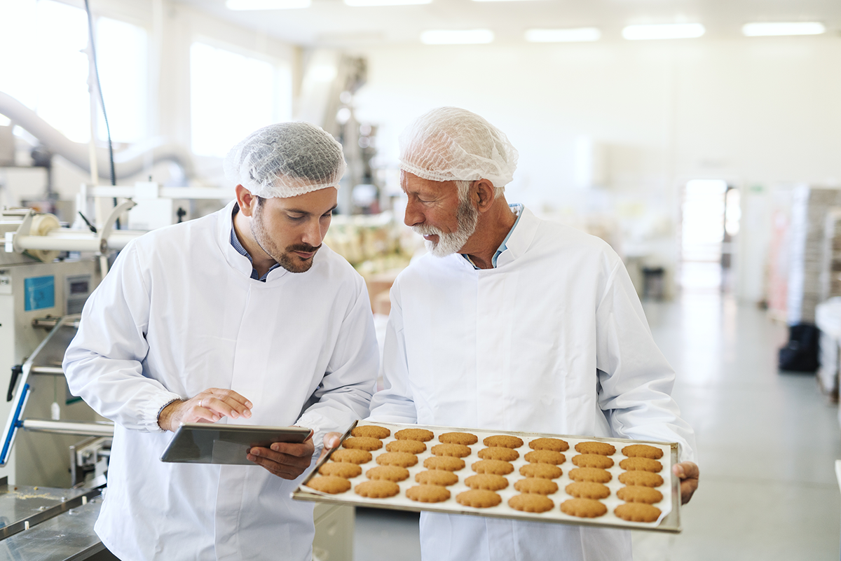 Photo de deux technicien effectuant des tests pour subsituer des ingrédients, tels que les œufs ou encore pour diminuer le sucre, la matière grasse ou le gluten afin de diminuer le coût matière