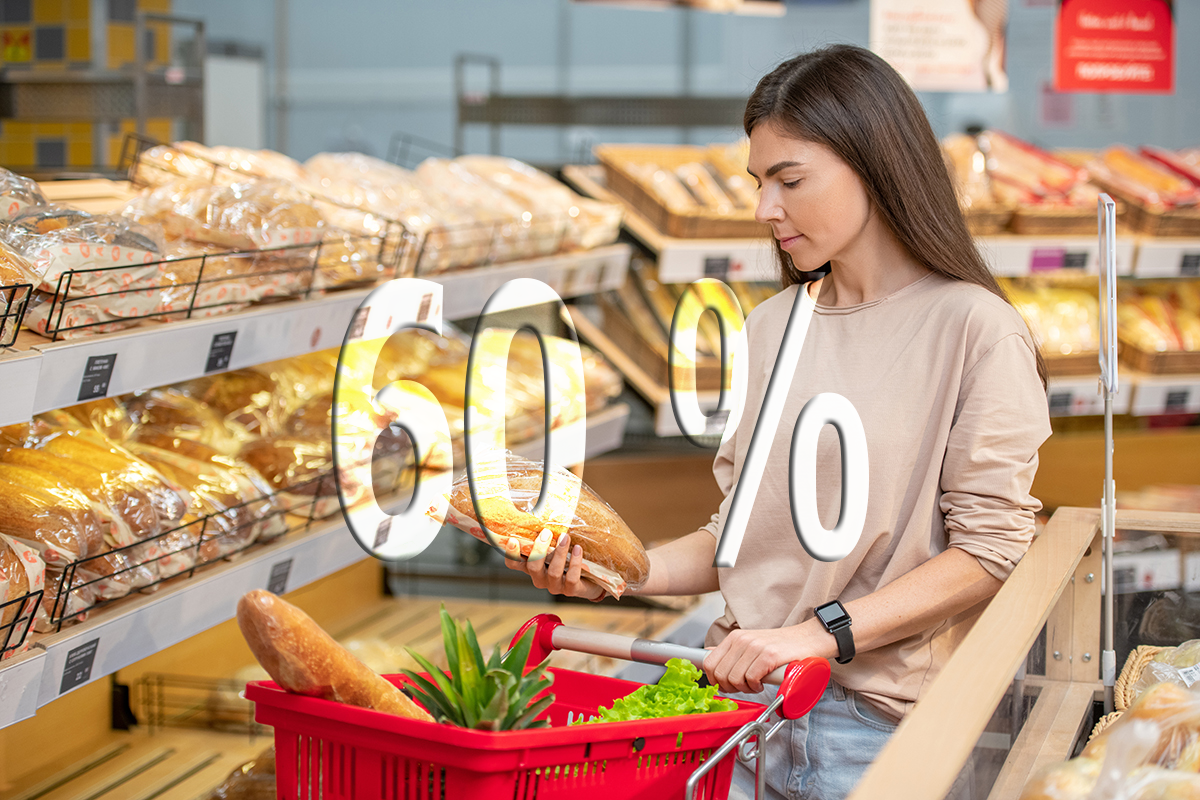 Photo d’une consommatrice devant un étalage de produits de boulangerie et viennoiserie, prenant le temps de choisir afin de privilégier les produits sains, sans additifs, clean label ou cleaner label, autremetn dit un étiquetage simplifié et propre