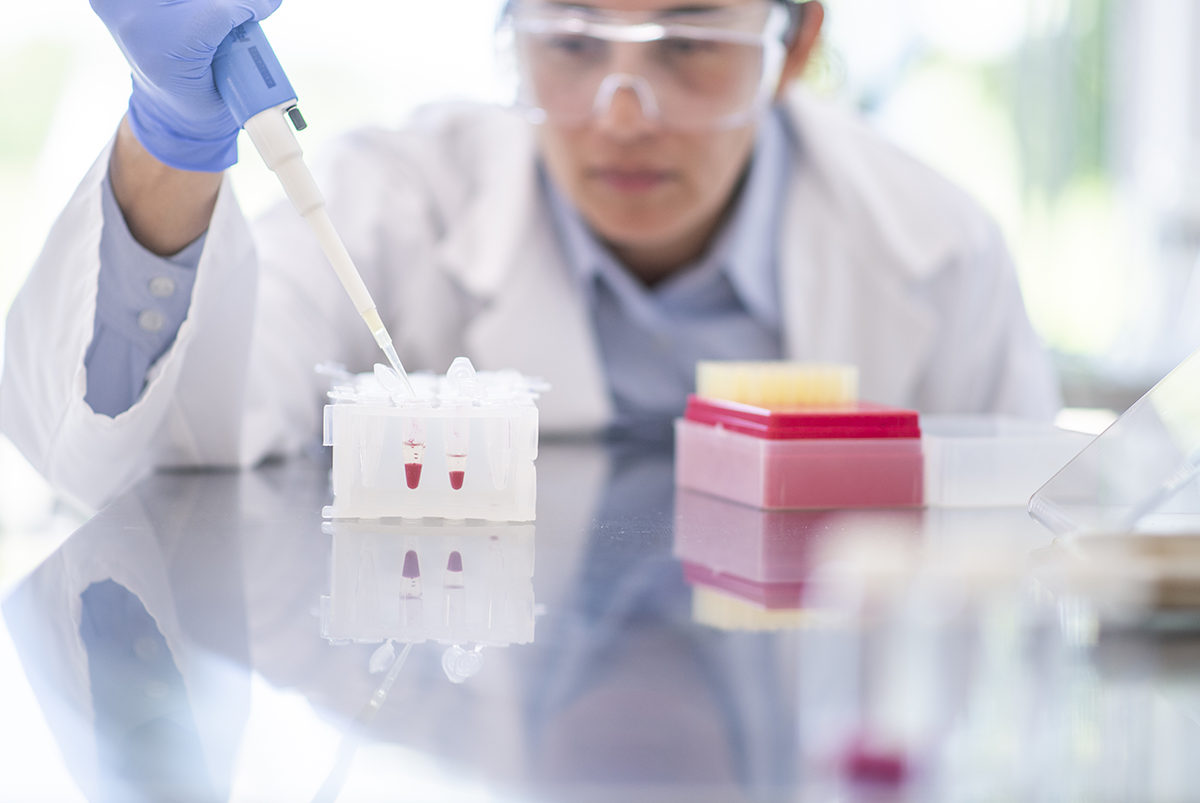 Photo d’une ingénieure chercheuse en agroalimentaire travaillant avec précision et soin sur l’amélioration de la formule d’un ingrédient de boulangerie ou pâtisserie pour le rendre plus clean, sain et supprimer les additifs.